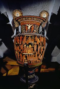 Apuliai vörös alakos volutakráter, amelyet a trójai foglyok Akhilleusz általi feláldozásának jelenete díszített a görög Patroklosz temetésén, Kanosából, Kr.e. IV. században (kerámia) (lásd még: 119458) alkotó: Darius Painter